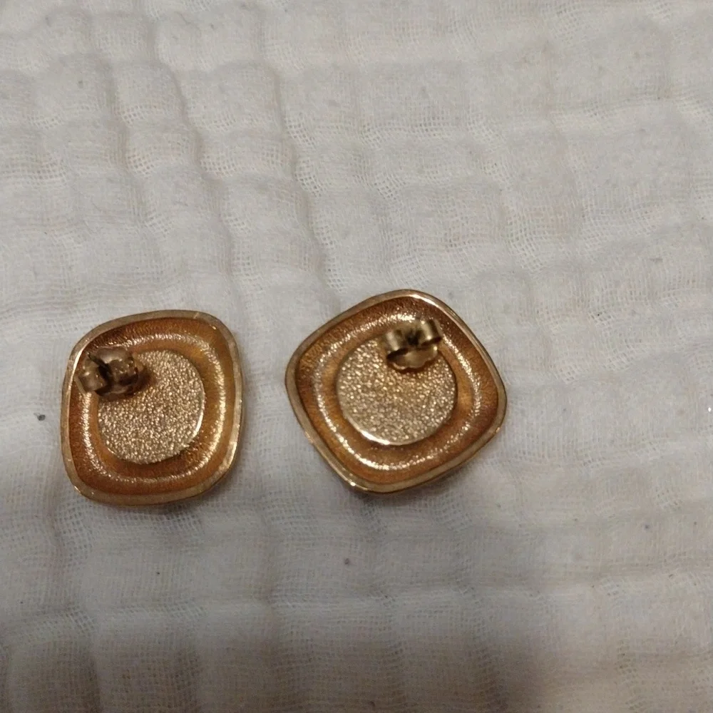 Vintage, Avon 1980, elegant purple and gold pierced earring with glass cabochon. - Picture 4 of 4